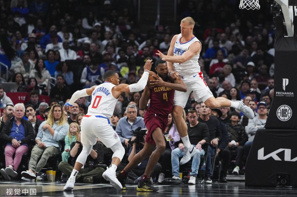 他给队员们 他给队员们